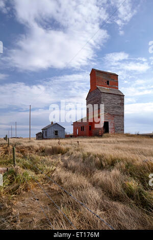 L'élévateur à grain en bois abandonnés dans une ville fantôme près de la Saskatchewan. Banque D'Images