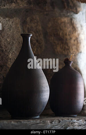 Deux vases en céramique contre mur en bois rustique. Banque D'Images