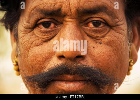 Homme libre Rajasthani looking at camera ; Tivary ; Jodhpur Rajasthan Inde - ; ; modèle de presse #  768 Banque D'Images