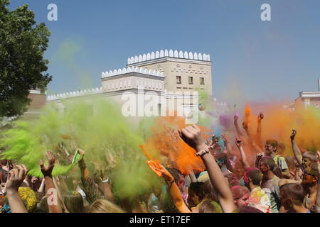 La poussière colorée sous les têtes des gens dansant sur Couleur Saint Fest, le 7 juin 2015, Minsk, Bélarus Banque D'Images