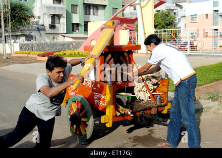 L'homme de l'extraction du jus de canne à sucre à partir de jus de canne à sucre manuel making machine , Nasik , MAHARASHTRA , INDE M.# 364 Banque D'Images