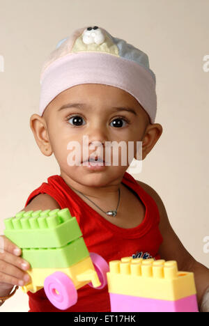 Baby boy playing ; Bombay Mumbai Maharashtra ; Inde ; M.# 512 Banque D'Images