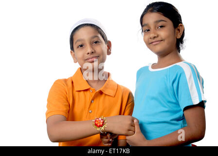 Indian boy and girl frère et sœur célébrant Raksha bandhan rakhi festival - M.# 152 smr - 151168 Banque D'Images