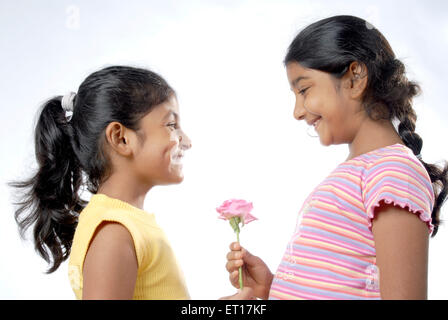 Indian girl giving rose rose qui souhaitent joyeux anniversaire - modèle de presse #  682 W Banque D'Images