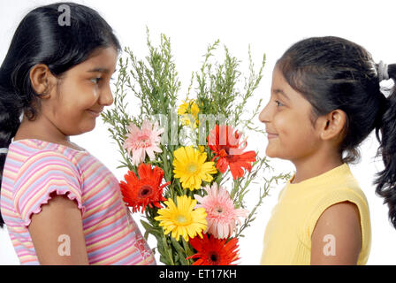 Girls holding bouquet et célébrer anniversaire ; Bombay Mumbai Maharashtra ; ; Inde ; M.# 152 ; 682 W Banque D'Images