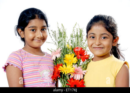 Girl giving bouquet de fleurs sur fond blanc M.# 152&682 W Banque D'Images