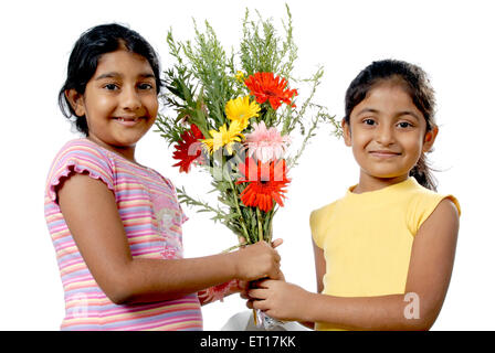 Girls holding bouquet et célébrer anniversaire ; Bombay Mumbai Maharashtra ; ; Inde ; M.# 152 ; 682 W Banque D'Images