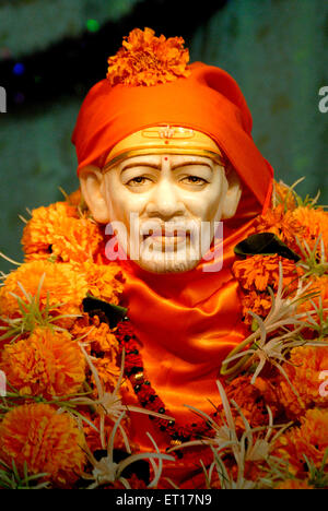 Dieu saint, idole de Sai Baba avec châle et turban orange Banque D'Images