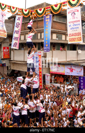 Pour briser dahi hundi pyramide humaine sur janmashtami gokulashtami ; Bombay Mumbai Maharashtra ; Inde ; PAS DE MR Banque D'Images