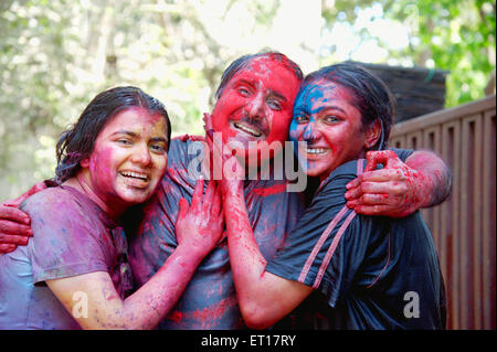 Famille célébrant Holi Festival Inde Asie famille indienne Banque D'Images