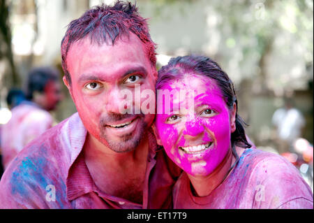 Couples célébrant Holi Festival des couleurs de l'Inde M.# 364 Banque D'Images