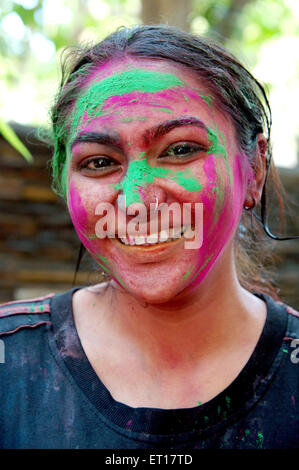 Indian girl face enduite de couleurs festival holi Inde - M.# 364 smr - 178235 Banque D'Images