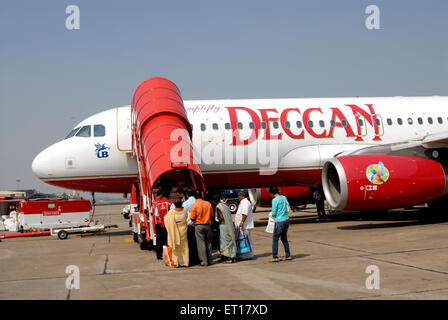 Passagers à bord d'un avion Deccan, Inde Banque D'Images