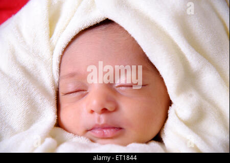 Sommeil bébé indien enveloppé dans une serviette blanche - M.# 736LA Banque D'Images