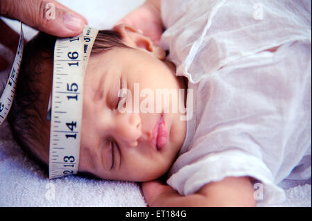 Tête de mesure de l'indian new born baby avec ruban de mesure - M.# 736J - smr 179686 Banque D'Images