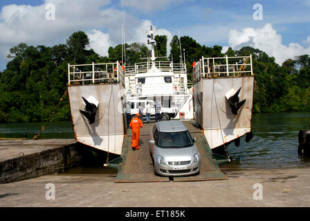 Véhicules sur barge ferry, Port Blair, les îles Andaman et Nicobar, territoire de l'Union de l'Inde, UT, Inde, Asie Banque D'Images