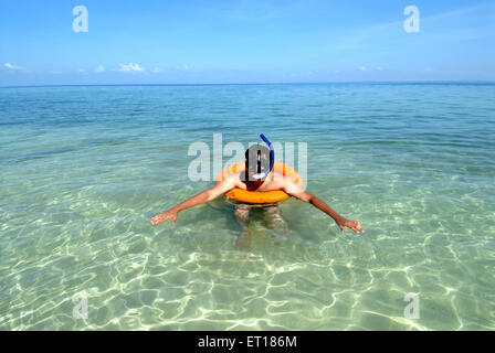 Man enjoying snorkeling baignade à Radhanagar beach ; Îles Havelock ; baie du Bengale ; Îles Andaman et Nicobar Banque D'Images