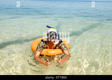 Femme indienne dans le flotteur joint torique avec tuba radhanagar beach , Havelock , franche-comté , Inde - M.# 736k - smr 163320 Banque D'Images