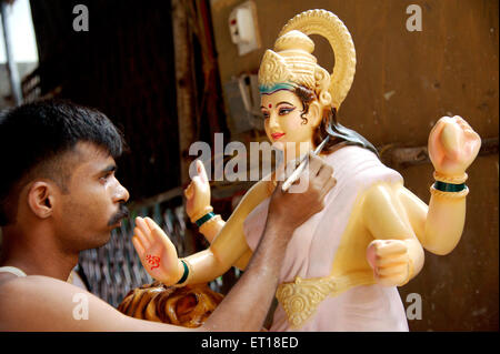 La Déesse Durga Idol faire peindre en Inde Maharashtra Mumbai atelier M.# 784S Banque D'Images