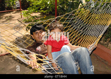 Avec Père Fils reposant sur l'hamac M.# 736J&L Banque D'Images
