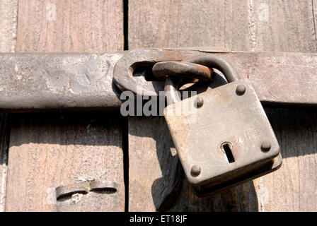 Ancienne serrure de porte verrouillée Banque D'Images