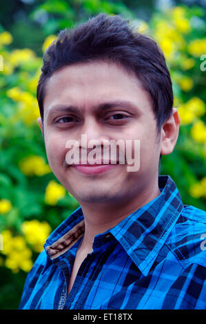 Les jeunes indiens man portrait visage maillot bleu vert jaune jardin Contexte - M.# 782 smr - 179841 Banque D'Images