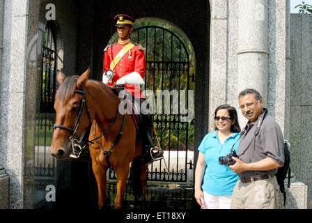 Couple in front of malaysian king palace majestueux palais royal ; la Malaisie M.# 364 Banque D'Images