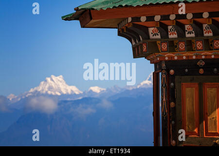 L'architecture traditionnelle au Bhoutan avec Masang Gang à 7 194 mètres dans l'Himalaya de l'Est. Le Bhoutan. Banque D'Images