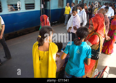 Les banlieusards, attendant d'être en train local sur la plate-forme de station Borivali ; Bombay Mumbai Maharashtra ; Inde ; Banque D'Images