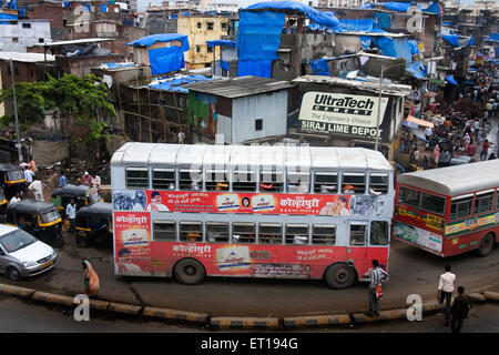 Trafic sur route , bus à impériale , bâches en plastique bleu , Bombay , Mumbai , Maharashtra , Inde , Asie Banque D'Images