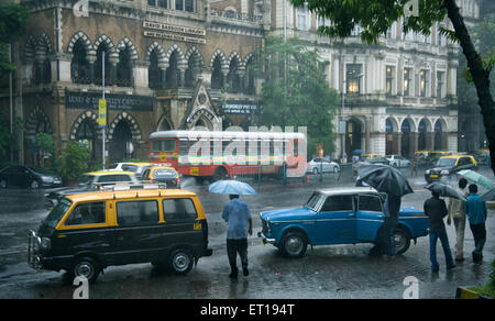 Scène de rue à la pluie de mousson ; Bombay Mumbai Maharashtra ; Inde ; Banque D'Images