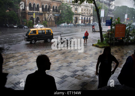 Scène de rue à la pluie de mousson ; Bombay Mumbai Maharashtra ; Inde ; Banque D'Images