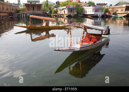 Bateaux en Shikara dal lake ; Srinagar, Jammu-et-Cachemire ; Inde ; Banque D'Images