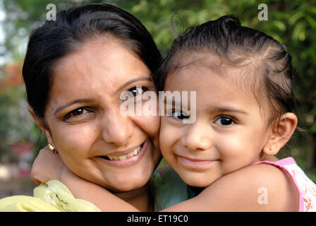 Mother and Daughter hugging M.# 736K;736L Banque D'Images