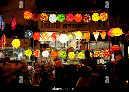 Lanternes colorées suspendues dans shop Mumbai Maharashtra Inde Diwali Festival Banque D'Images