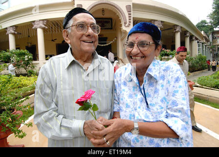 Vieux couple celebrating new year devant agyari ; Bombay Mumbai Maharashtra ; Inde ; M.# 736Q;736R Banque D'Images
