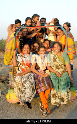 Les femmes qui voyagent en pousse-pousse ; Amreli Gujarat ; Inde ; M.# 364 Banque D'Images