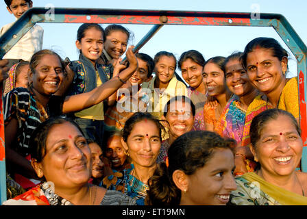 Les femmes indiennes qui voyagent en pousse-pousse Amreli Gujarat Inde M.# 364 Banque D'Images