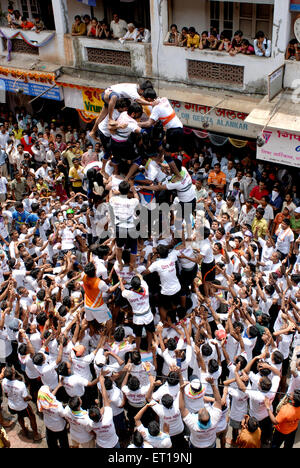 Pyramide humaine essayant de grimper en janmashtami gokulashtami ; festival ; Bombay Mumbai Maharashtra Inde ; Banque D'Images