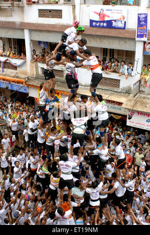 Pyramide humaine essayant de grimper en janmashtami gokulashtami ; festival ; Bombay Mumbai Maharashtra Inde ; Banque D'Images