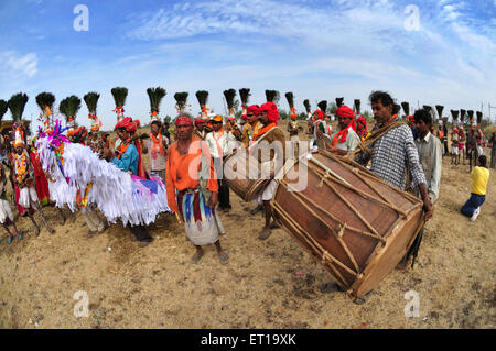 Tribal célébrant, foire tribale, Holi Festival, Kawant, Kavant, Chhotaudepur, Chhota Udepur, Chhotaudaipur, Chhota Udaipur, Vadodara, Gujarat, Inde Banque D'Images