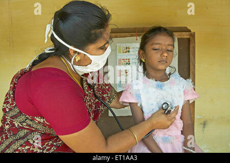 Travailleur de la santé ONG organisation de Chinmaya de Développement Rural de l'examen de la poitrine cordon sick girl with stethoscope Banque D'Images