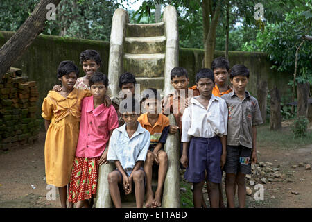 Les enfants dans l'école rurale initiative sociale a commencé par les ONG de Développement Rural Organisation Chinmaya Banque D'Images