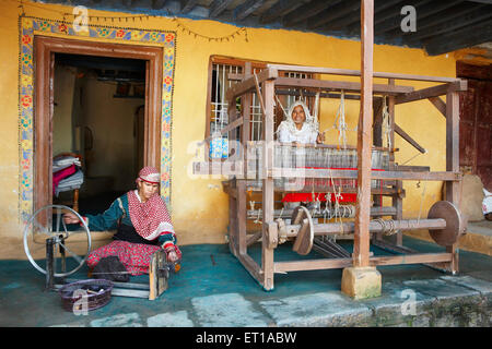 Femmes rurales, filage de la laine et de travail sur l'aide de l'initiative économique a commencé par l'Organisation des ONG Chinmaya du Développement Rural Banque D'Images