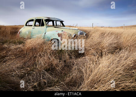 Voiture abandonnée rouillent dans ville fantôme, Saskatchewan, Canada Banque D'Images