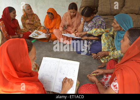 Les femmes volontaires de l'Organisation des ONG de Développement Rural Chinmaya cordon collecter contribution des députés Banque D'Images