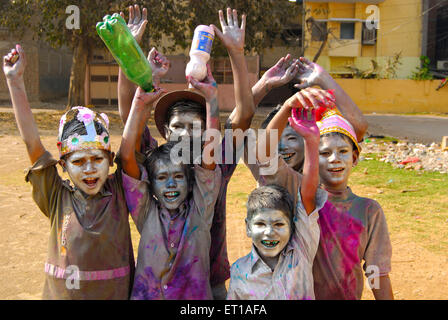 Les enfants bénéficiant d'Holi ; Varanasi Uttar Pradesh ; Inde ; Banque D'Images