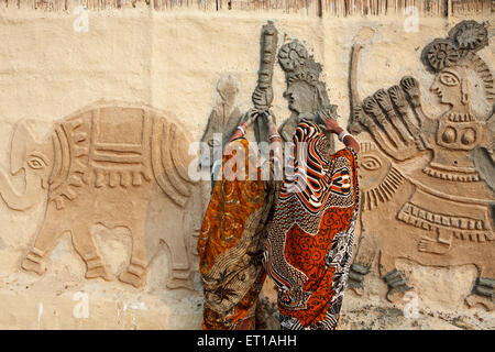 Femmes créant mud relief mur art mural sculpture murale ; Jitwarpur ; Madhubani ; Darbhanga ; Bihar Inde ; Asie Banque D'Images