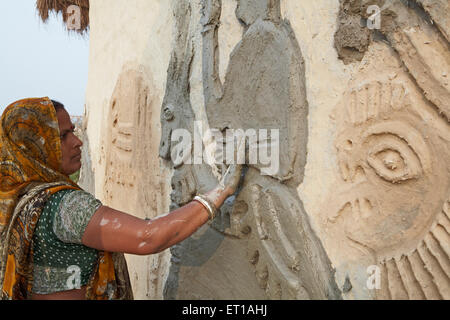 Les femmes la création d'allégement de la boue sur le mur d'art Asie Inde Bihar Madhubani Banque D'Images