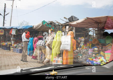 Les femmes indiennes du shopping dans la rue du marché local ; pur Hamir Himachal Pradesh ; Inde ; Banque D'Images